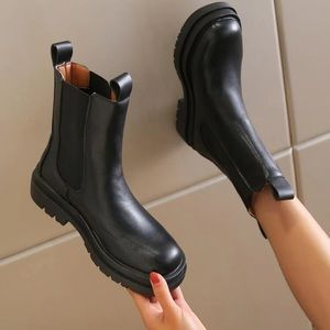 NWOT Minimalist chunky boot